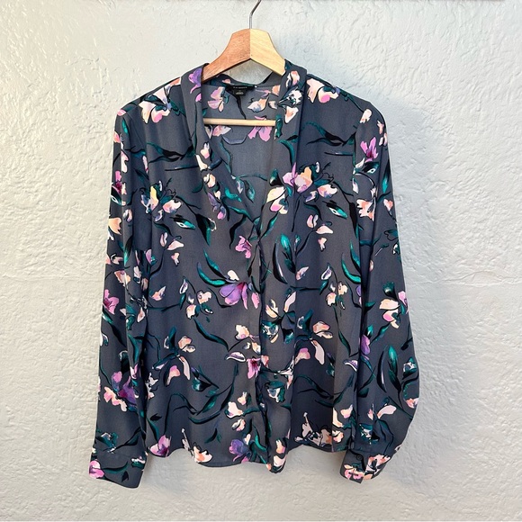 V-neck Top In Grey G Floral Stroll - Picture 3 of 10